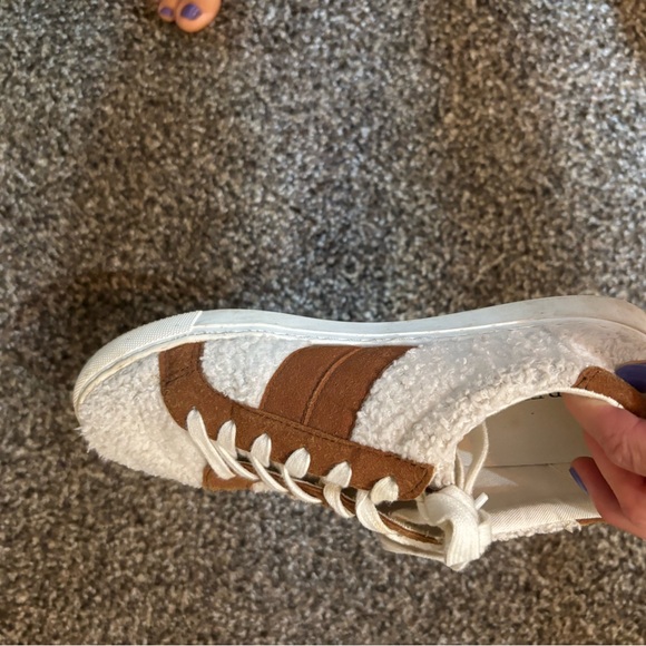 Adorable sneaker. Fits like a wide 8.5 - Picture 2 of 4